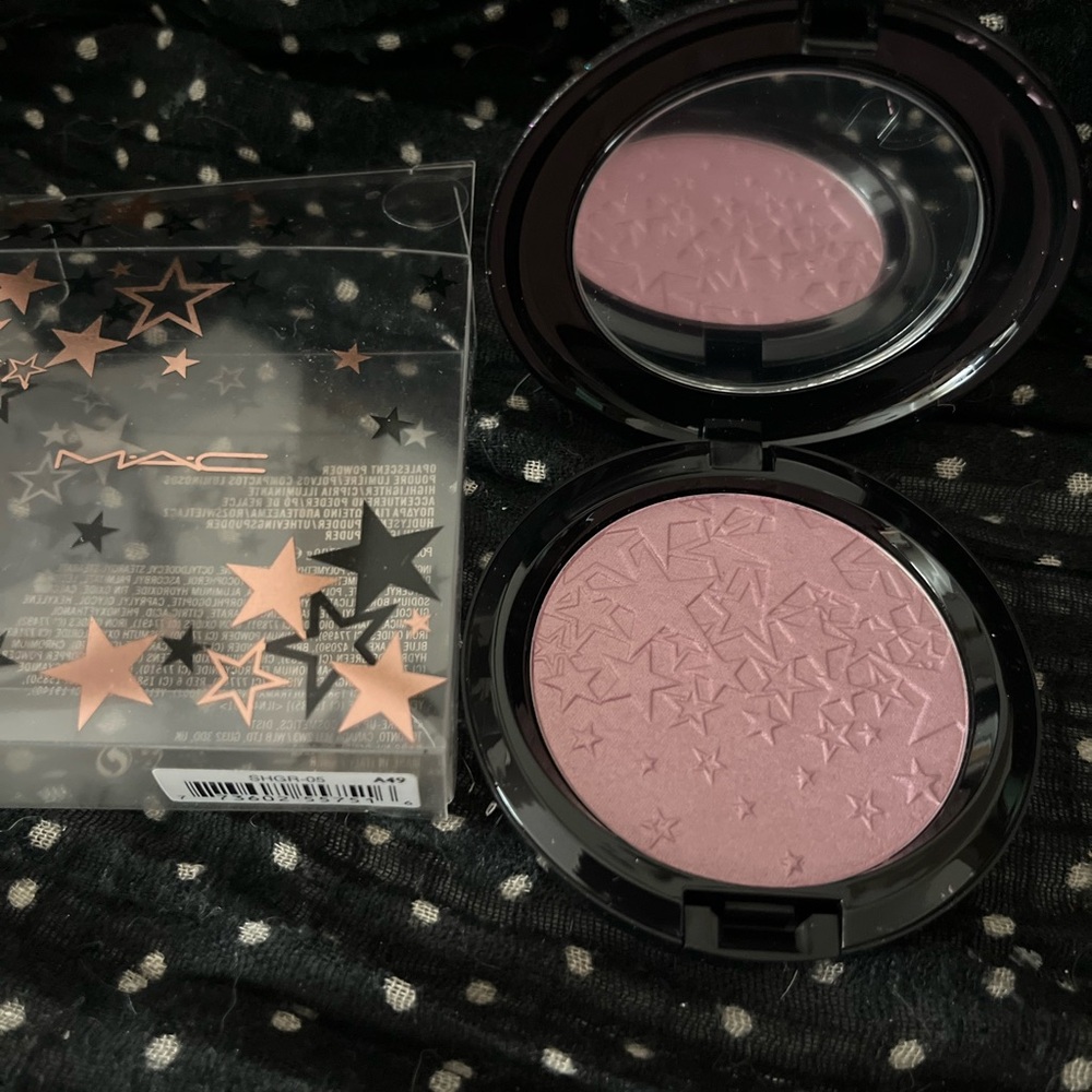 MAC rising star highlighter in the box.